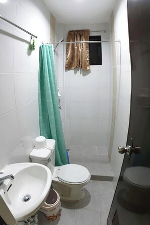 Family Room | Bathroom | Shower, free toiletries, towels, soap - Jhunlyn Rooms for Rent Tagaytay (Tagaytay)