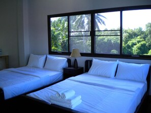 Laptop workspace, free WiFi - Sripiamsuk (Pathum Thani)