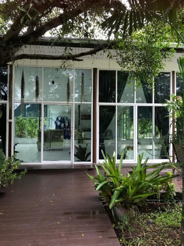 Exterior detail - Sripiamsuk (Pathum Thani)