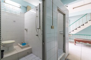 Ducha, artículos de higiene personal gratuitos y toallas