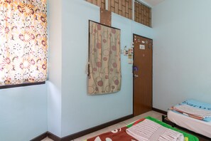 Habitació amb dos llits individuals | Espai de treball apte per a portàtils i wifi gratuïta 