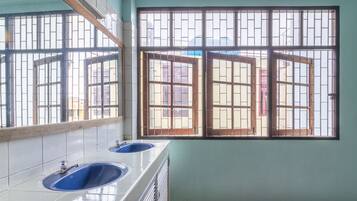 Douche, articles de toilette gratuits, serviettes fournies