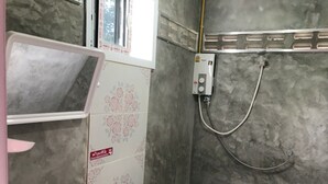 Un baño con inodoro, ducha y lavamanos.