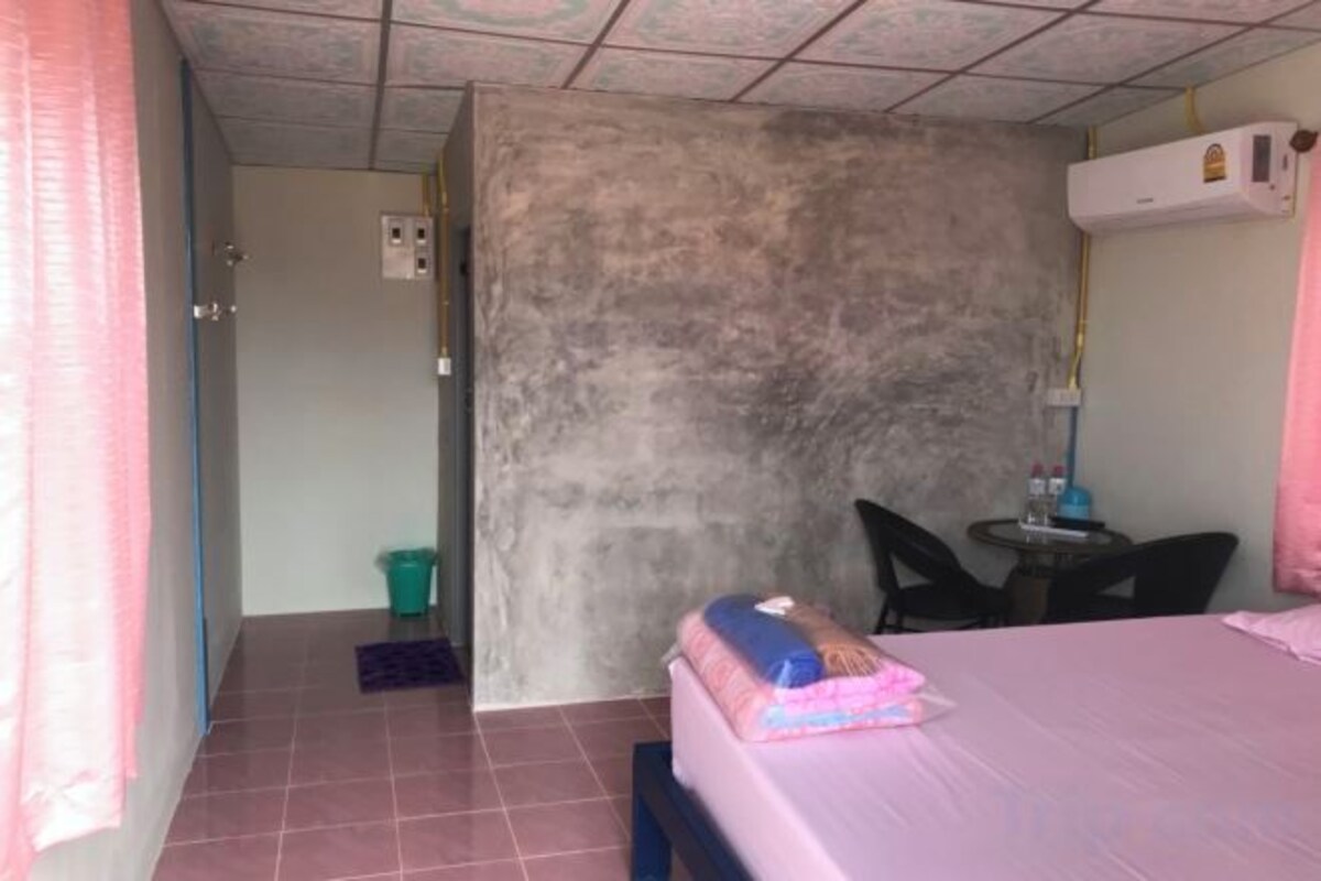 Escritorio, espacio para trabajar con un portátil, ropa de cama