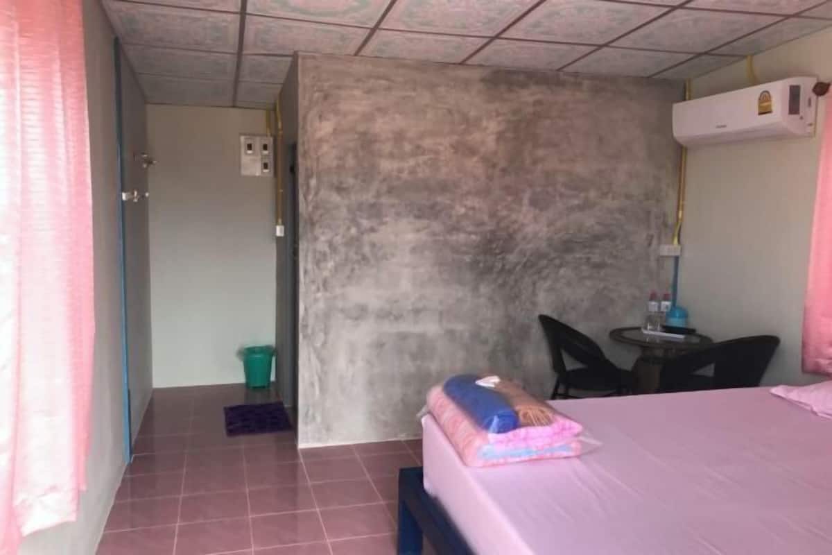 Escrivaninha, espaço de trabalho para notebook, roupa de cama