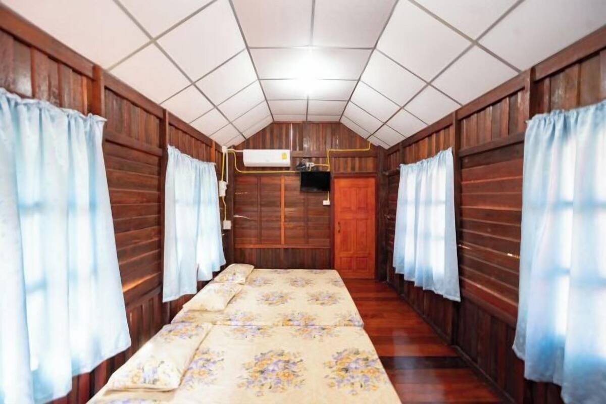 Escrivaninha, espaço de trabalho para notebook, roupa de cama