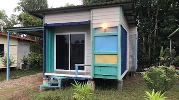 Escritorio, espacio para trabajar con laptop y ropa de cama