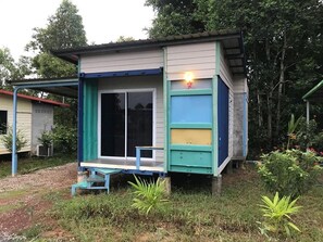 Bureau, espace de travail pour ordinateurs portables, literie fournie