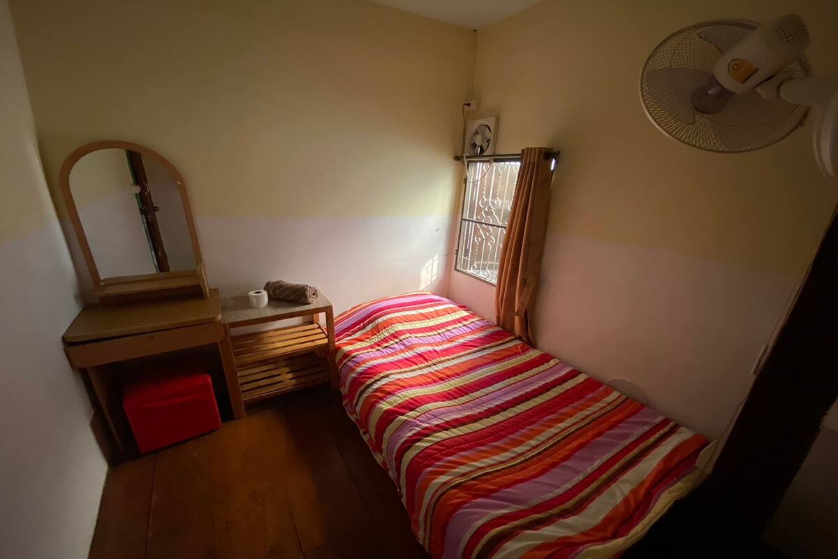Habitación individual estándar (Fan share) | 1 habitación, escritorio, wifi gratis y ropa de cama