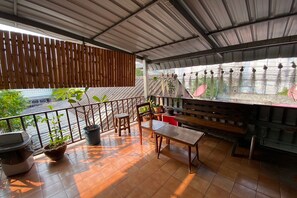 Phòng dành cho gia đình (Living Area) | Hiên