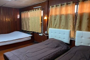 Phòng dành cho gia đình (Living Area) | Bàn, truy cập Internet không dây miễn phí, bộ trải giường