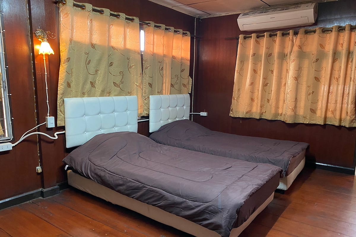 Family Room (Living Area) | Desk, free WiFi, bed sheets
