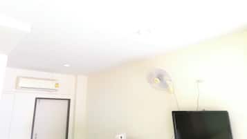Family Room | In-room safe, desk, free WiFi, bed sheets