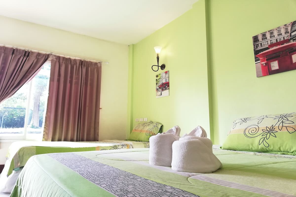 Kamar Keluarga | Brankas, meja kerja, Wi-Fi gratis, dan seprai linen