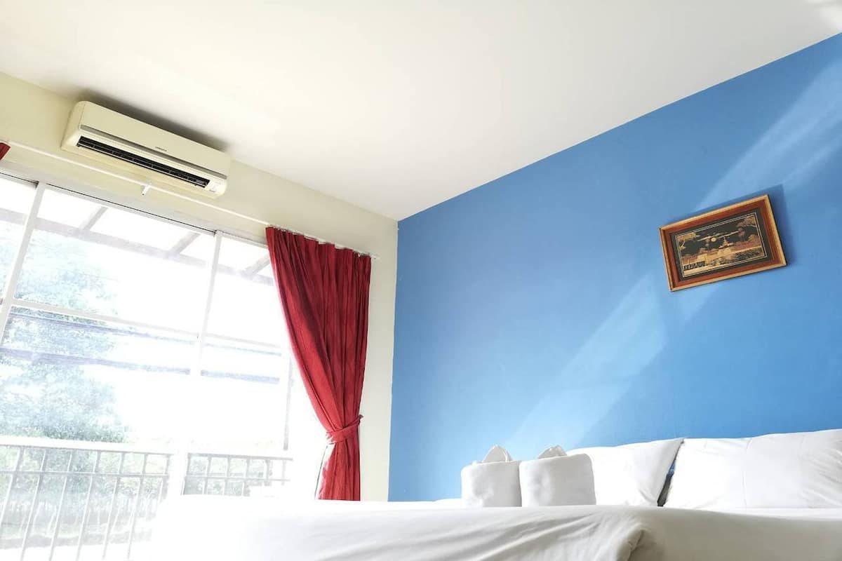 In-room safe, desk, WiFi (free), bed sheets