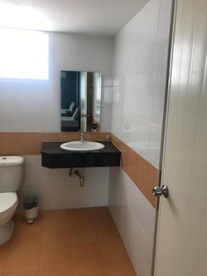 Shower, free toiletries, towels - JT Guesthouse (Kamala)