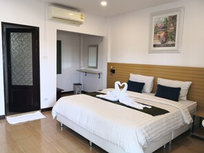 ห้องดับเบิล (with Private Bathroom) | โต๊ะทำงาน, Wi-Fi ฟรี, ผ้าปูที่นอน