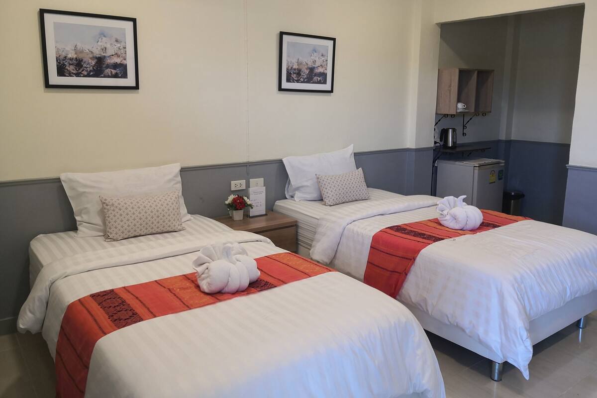 Twin Room (with Private Bathroom)