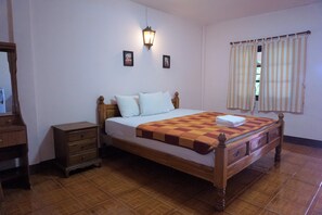 Quarto casal standard | Espaço de trabalho para notebook, Wi-Fi de cortesia