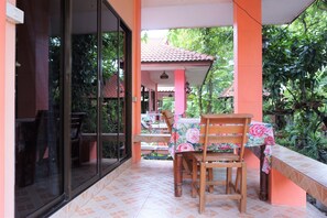 Terrace/patio - Euangnuae Resort (Mae Rim)