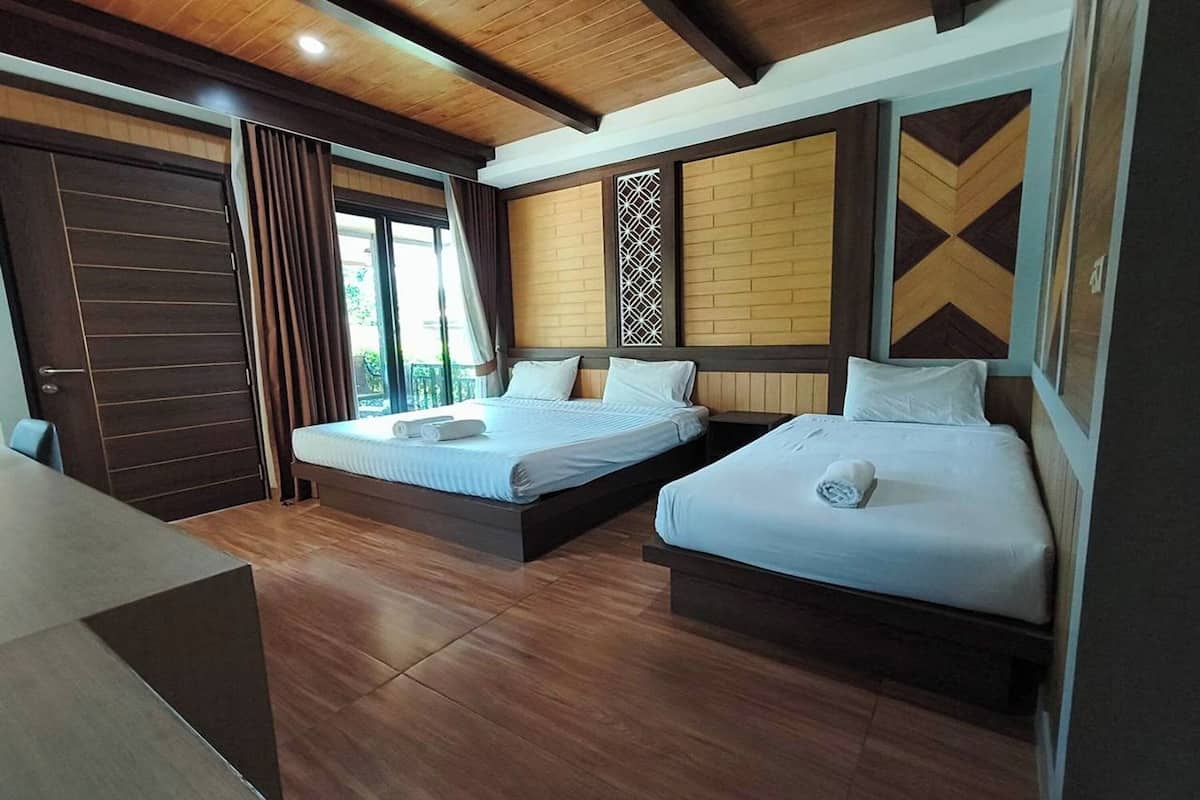 Family Room | Desk, WiFi (free), bed sheets