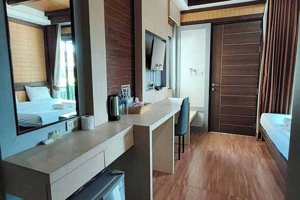 Family Room | Desk, WiFi (free), bed sheets