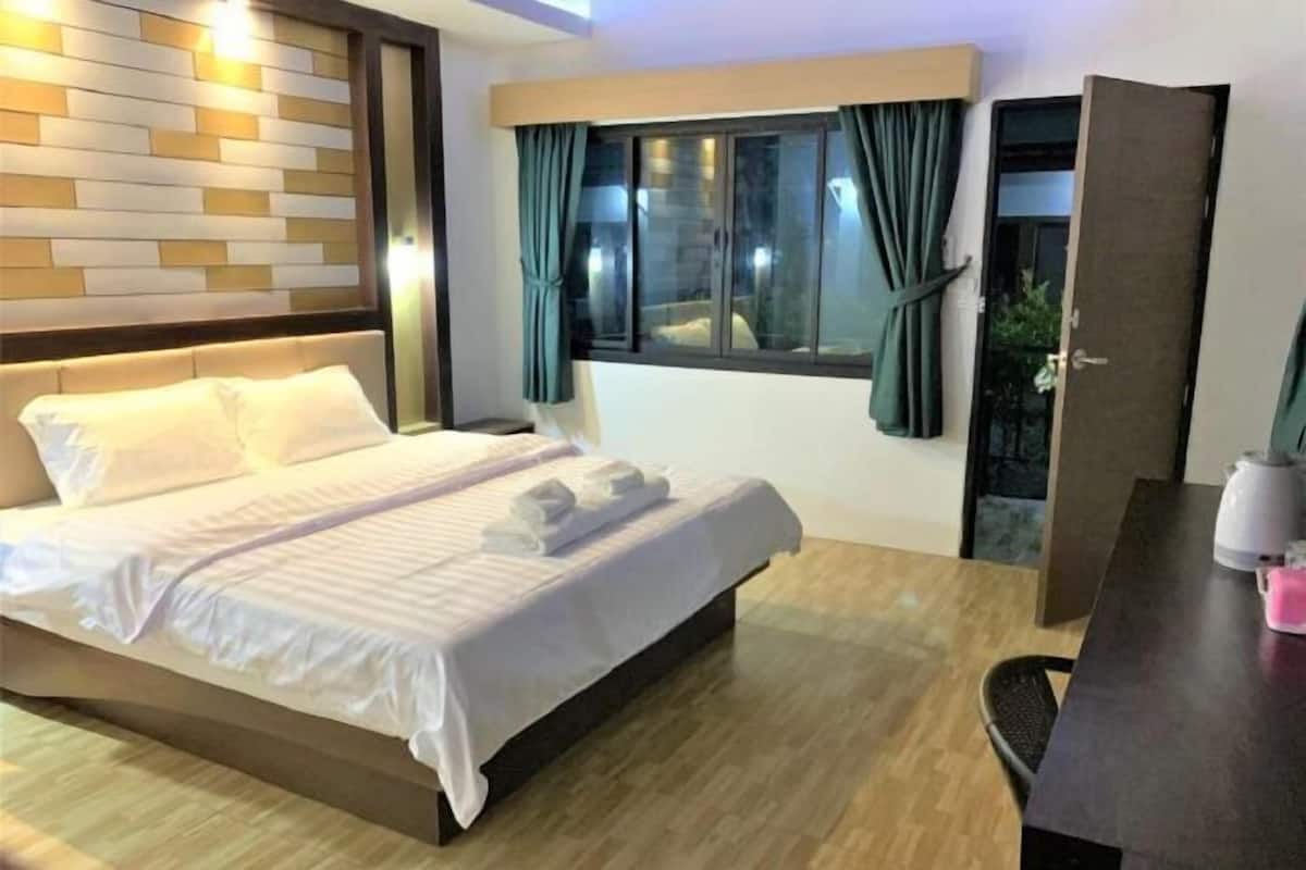 Desk, free WiFi, bed sheets