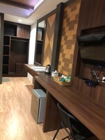 Escritorio, wifi gratis y ropa de cama 