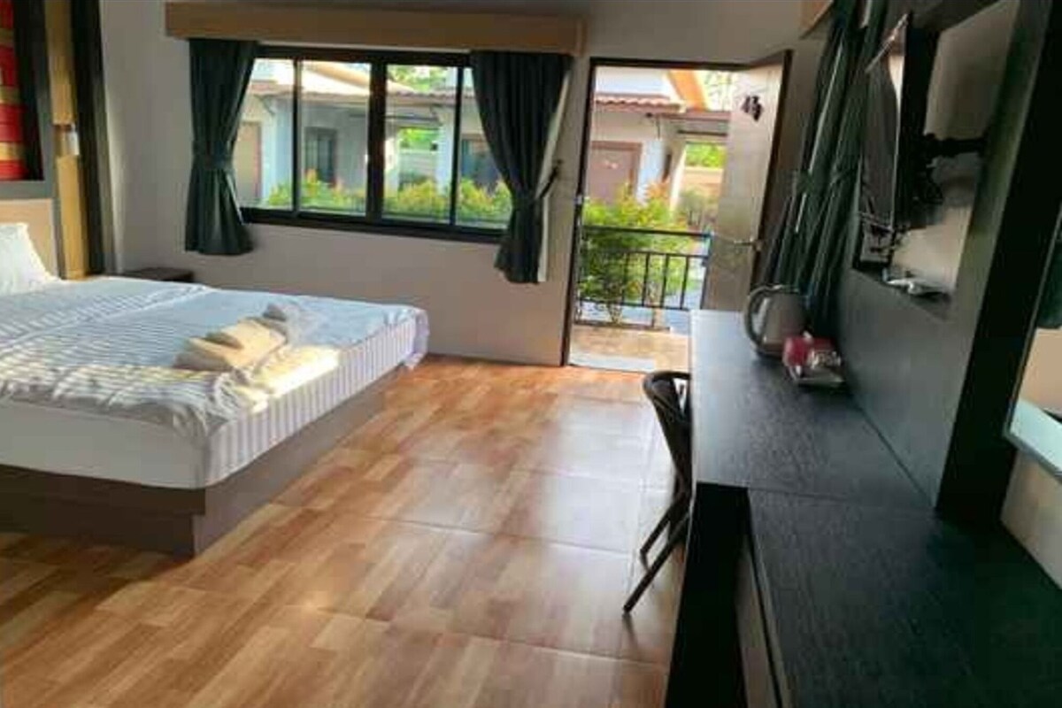 Desk, WiFi (free), bed sheets