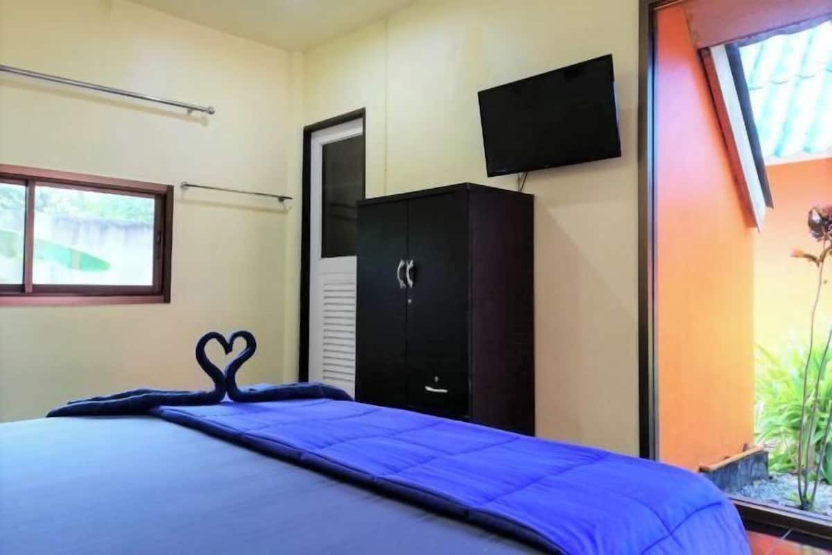Minibar, desk, laptop workspace, free WiFi