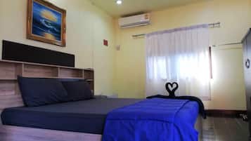 Minibar, escritorio, espacio para trabajar con laptop y wifi gratis