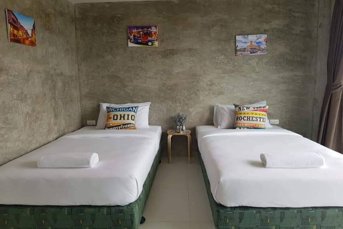 Habitación Deluxe con 2 camas individuales | Minibar, escritorio, espacio para trabajar con laptop y wifi gratis 