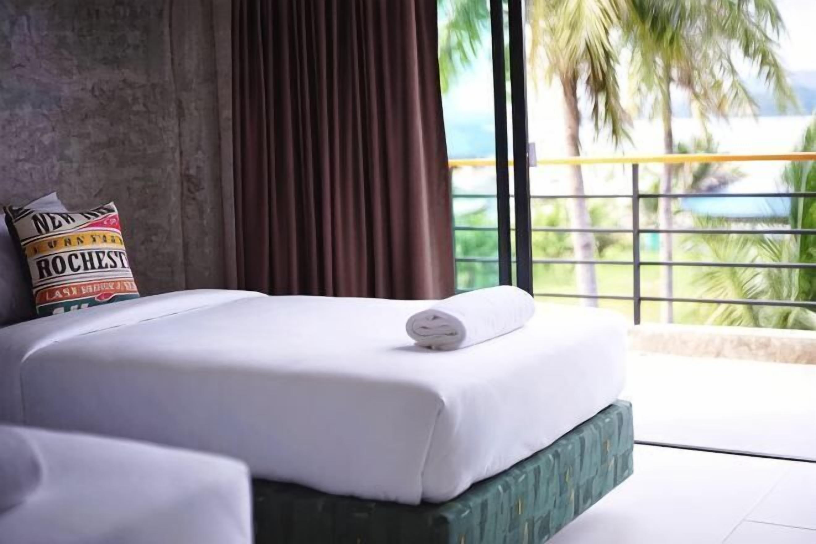 Minibar, desk, laptop workspace, free WiFi