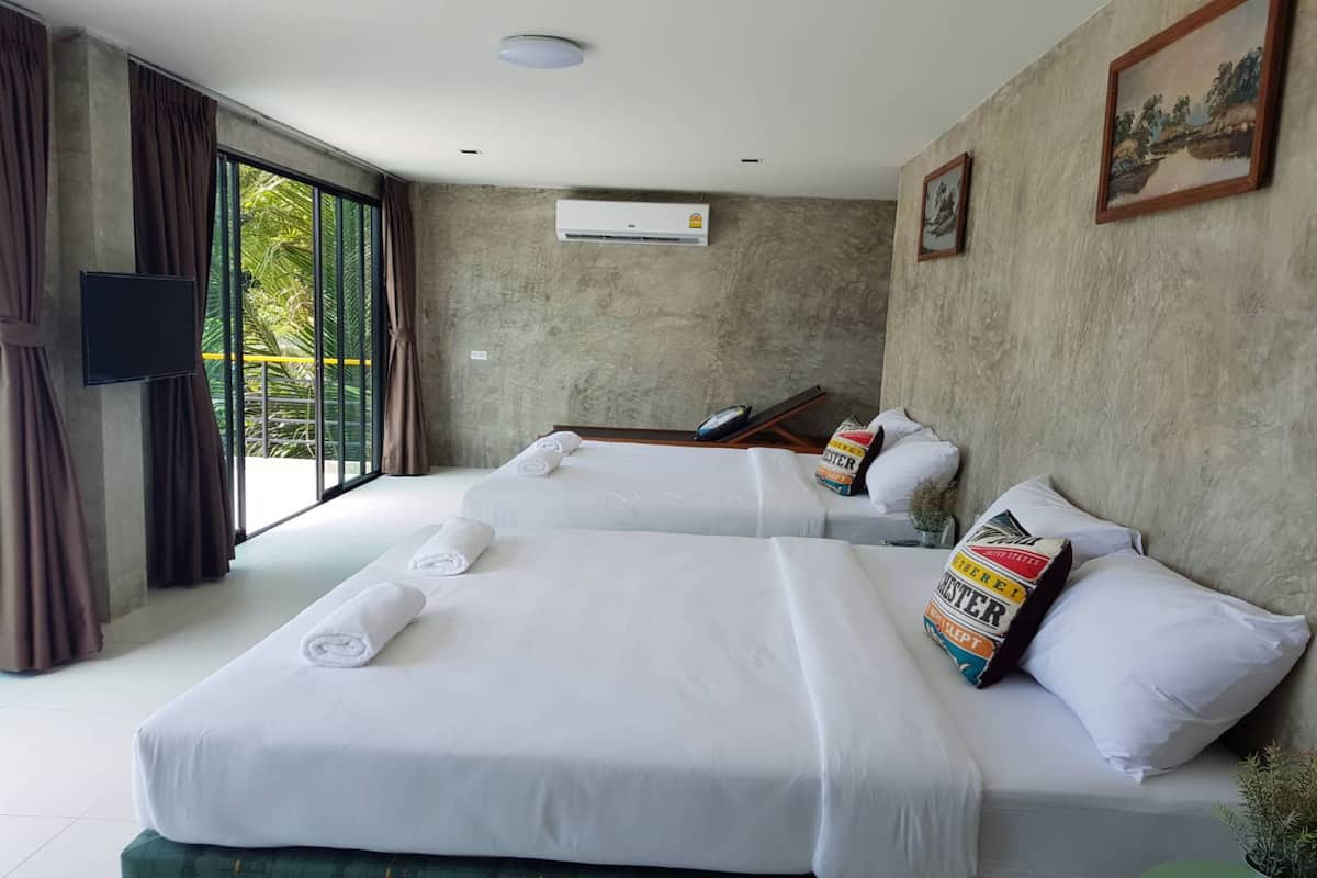 Family Room | Minibar, desk, laptop workspace, free WiFi