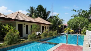 Outdoor pool - Laemsai Resort (Thep Krasattri)