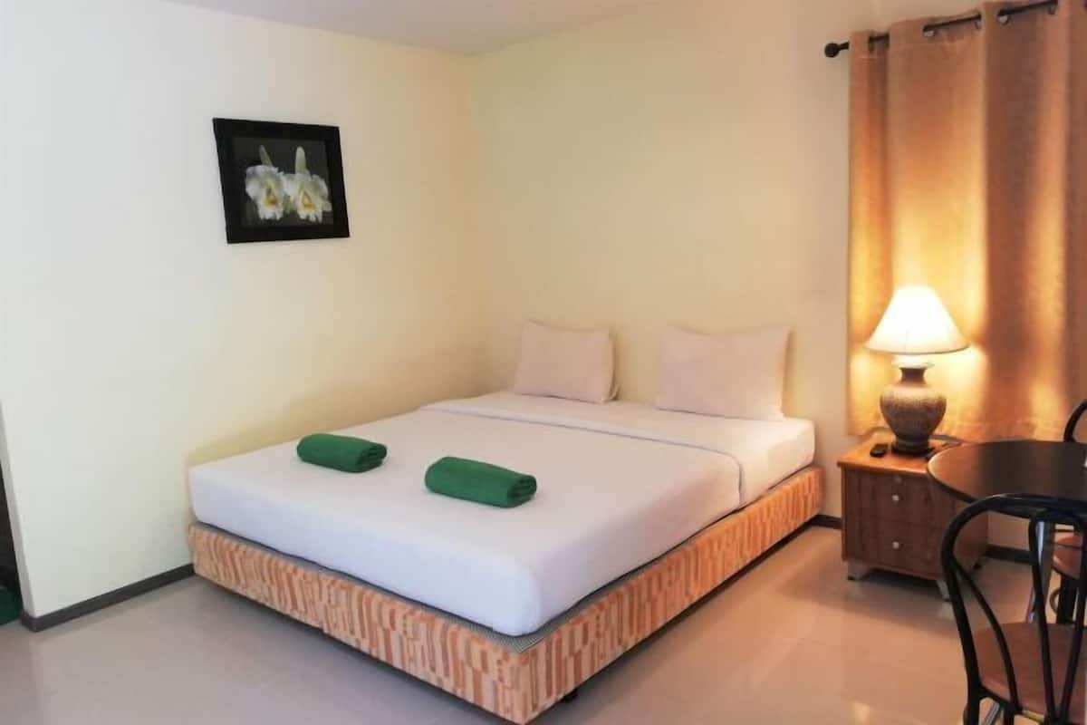 Minibar, desk, laptop workspace, free WiFi