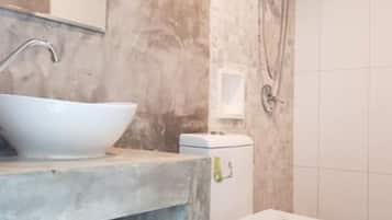 Family Room | Bathroom | Shower, free toiletries, hair dryer, towels