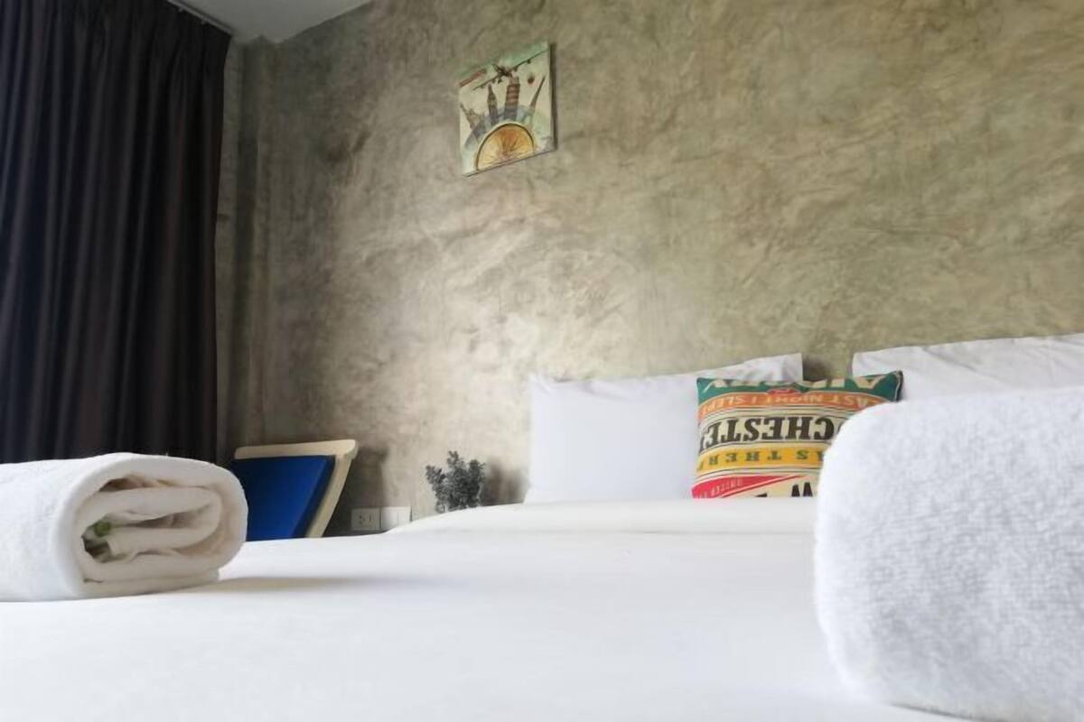 Minibar, escritorio, espacio para trabajar con laptop y wifi gratis 