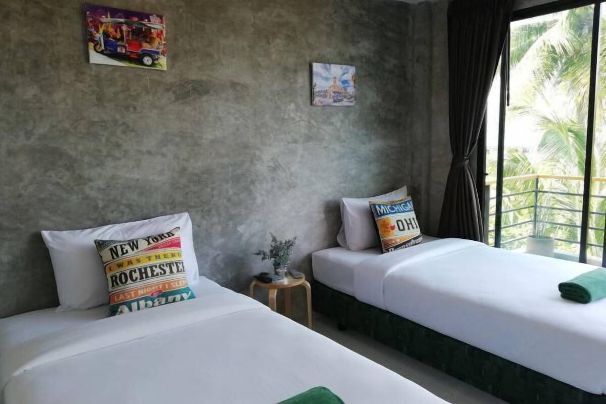 Minibar, desk, laptop workspace, WiFi (free)