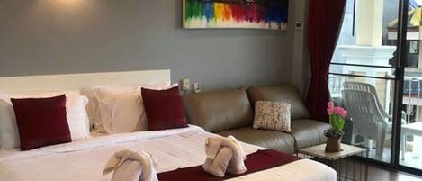 Escritorio, espacio para trabajar con laptop y wifi gratis