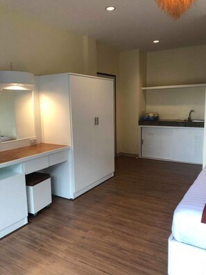 مكتب ومساحة عمل للكمبيوتر المحمول وواي فاي مجانًا وملاءات أسرّة