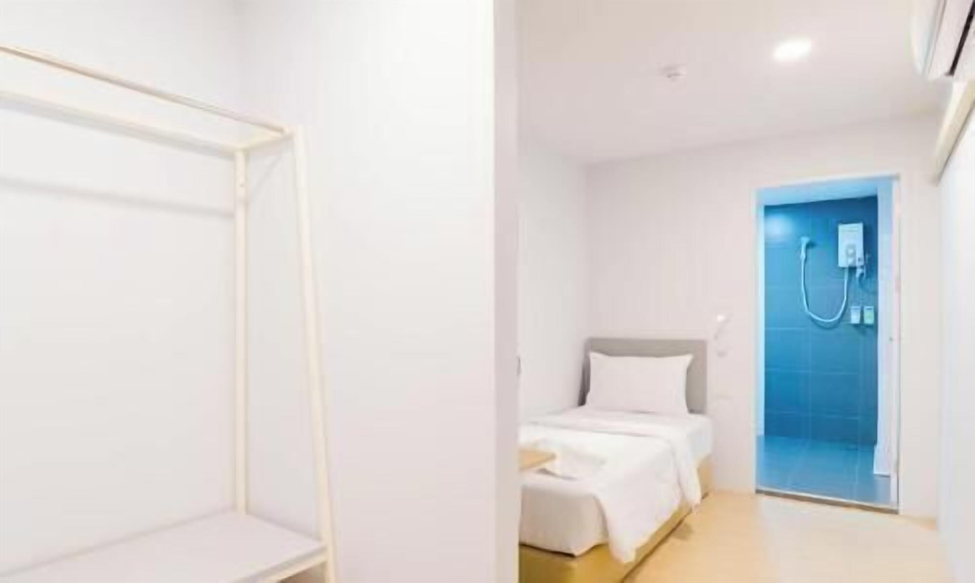 Desk, laptop workspace, free WiFi, bed sheets