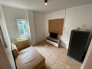 Deluxe-Doppelzimmer | Wohnzimmer | 32-Zoll-Fernseher mit Satellitenempfang