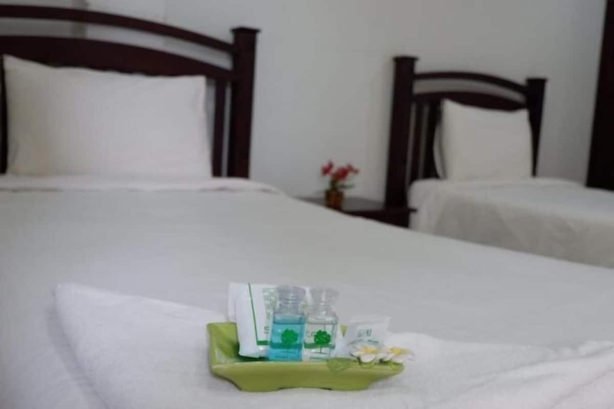 Escritorio, wifi gratis, ropa de cama