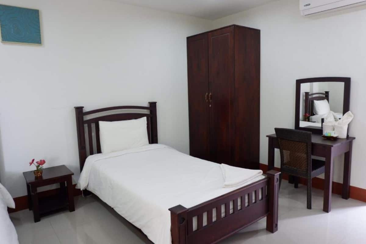 Habitación con 2 camas individuales | Escritorio, wifi gratis, ropa de cama