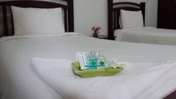 Twin Room | Desk, free WiFi, bed sheets