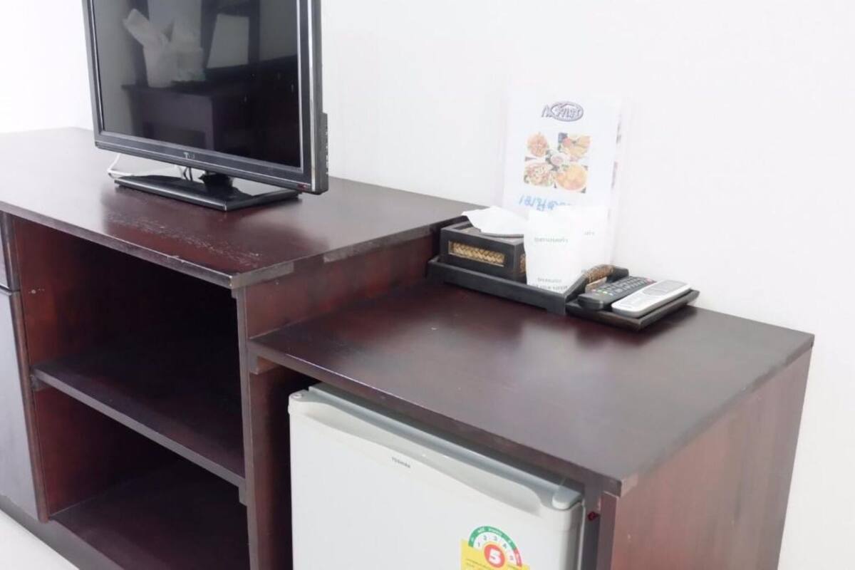 Escritorio, wifi gratis, ropa de cama