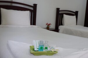 Twin Room | Desk, free WiFi, bed sheets