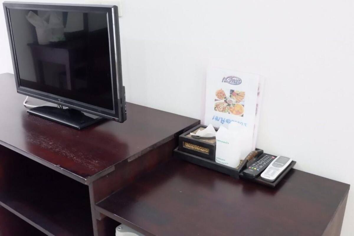 Escritorio, wifi gratis, ropa de cama