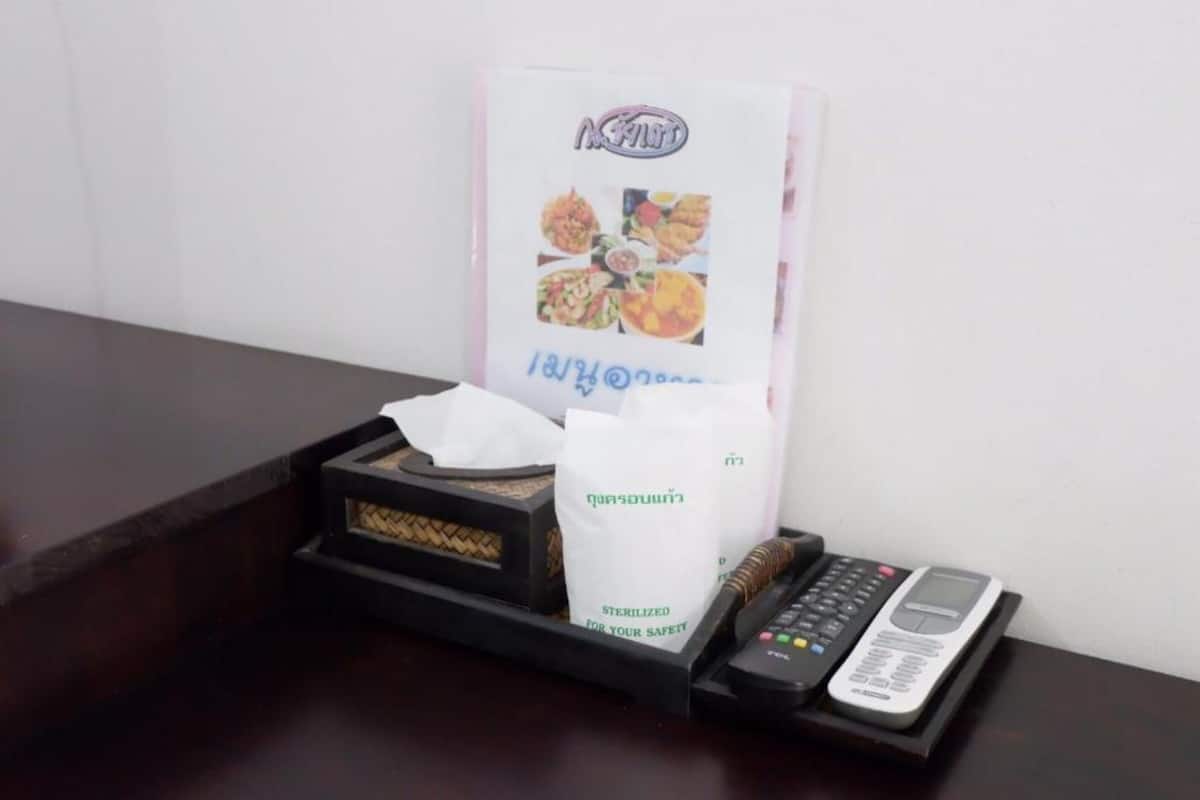 Escritorio, wifi gratis, ropa de cama